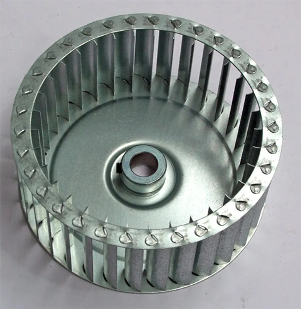 Gebläserad aus Metall mit radialen Lamellen, gefertigt von Daikin, zur Verwendung in Heizungs- oder Belüftungssystemen.